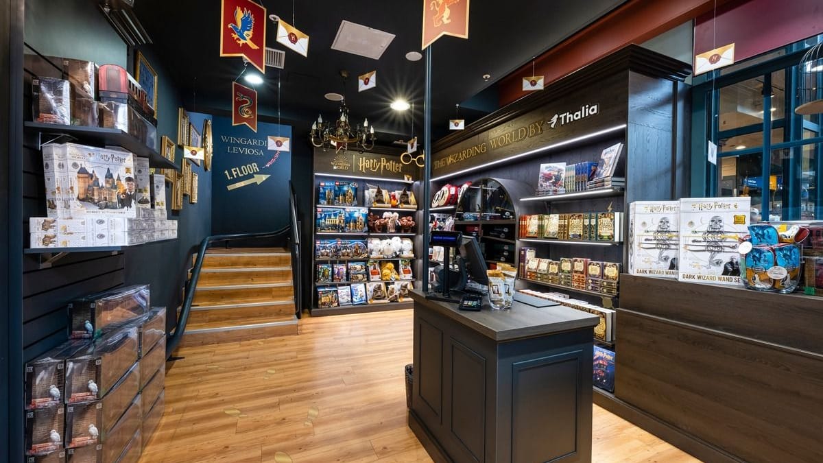 Blick in den "The Wizarding World Shop Hamburg" (Archivbild): In Köln soll nun schon bald der dritte Pop-up-Store rund um die Welt von Harry Potter eröffnen. Blick in den "The Wizarding World Shop Hamburg" (Archivbild): In Köln soll nun schon bald der dritte Pop-up-Store rund um die Welt von Harry Potter eröffnen.