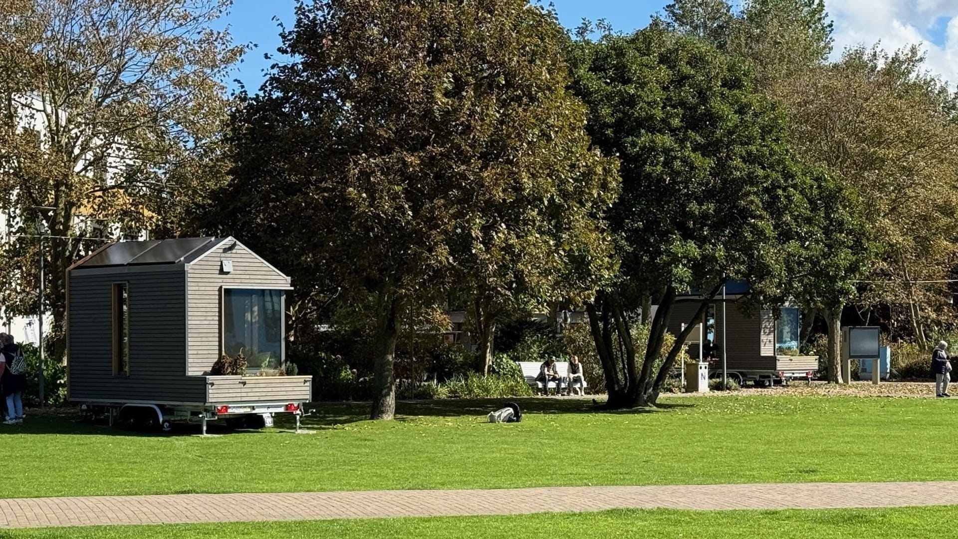 Die Tiny Houses stehen im Kurpark der Insel. Sie sind fahrbar und haben ein Panoramafenster. Die Tiny Houses stehen im Kurpark der Insel. Sie sind fahrbar und haben ein Panoramafenster.