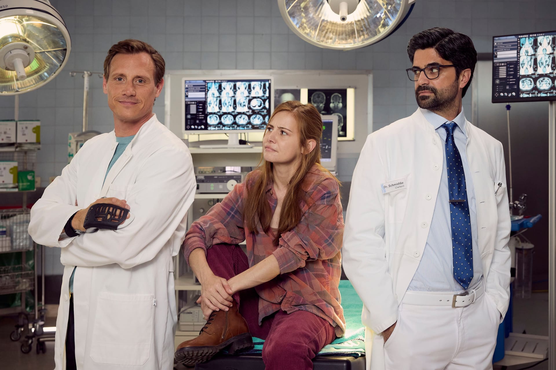 "Dr. Nice": Patrick Kalupa als Dr. Neiss, Josefine Preuß als Charlie Winkler und Maximilian Grill als Dr. Schmidtke.