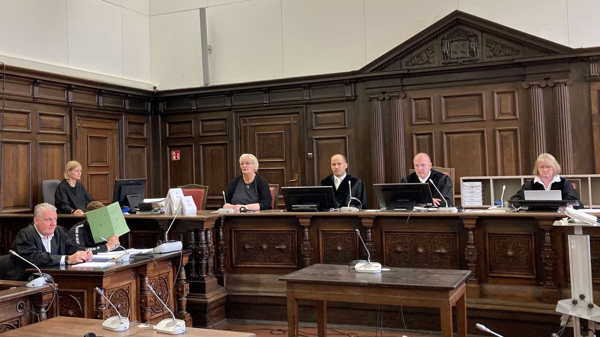 Prozess um beinahe tödlichen Messerangriff auf Autofahrer