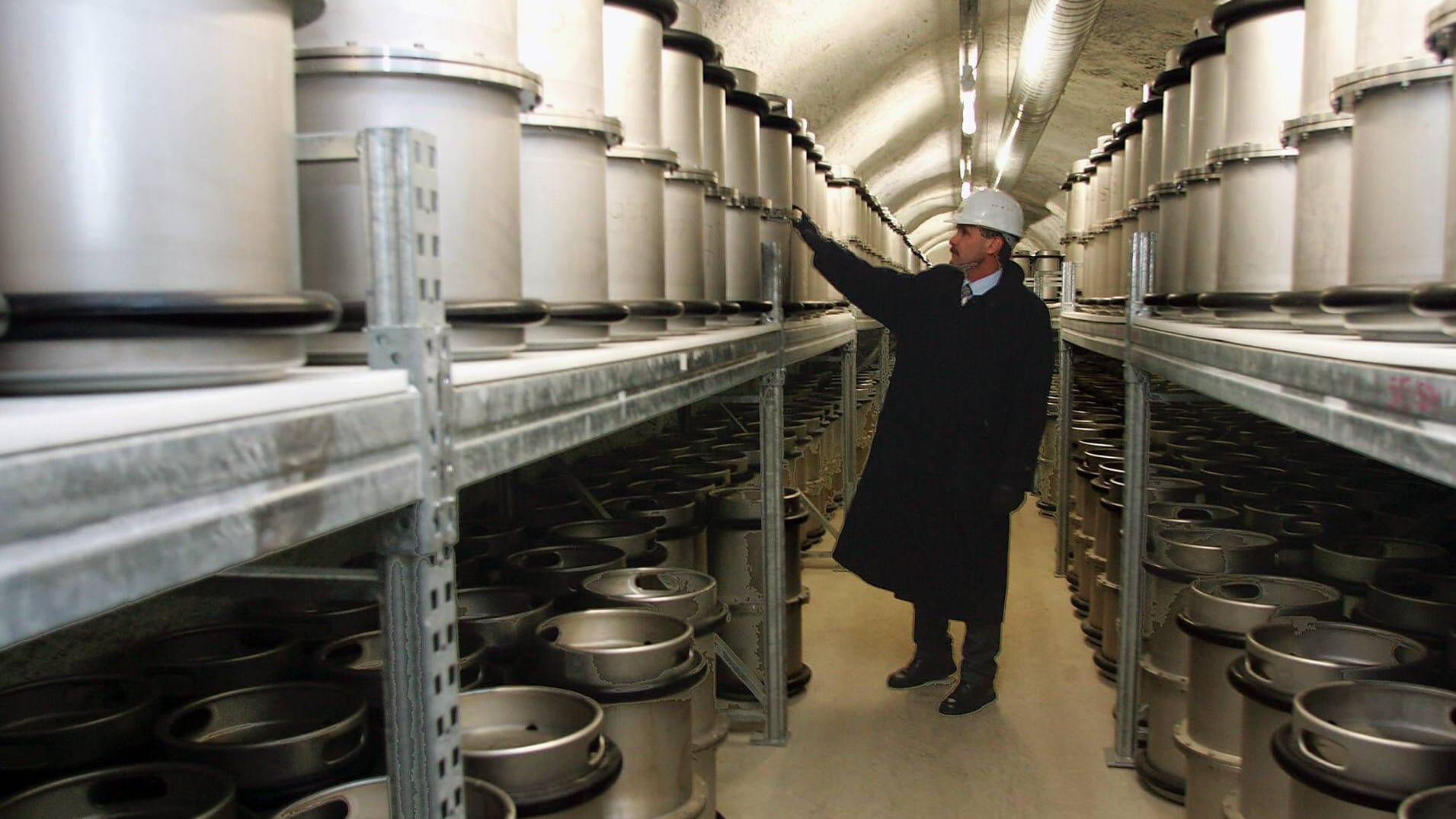 Ein Mitarbeiter kontrolliert einen Edelstahlbehälter im Barbarastollen (Archivbild): Hier lagern Mikrofilme mit historischen Dokumenten. Ein Mitarbeiter kontrolliert einen Edelstahlbehälter im Barbarastollen (Archivbild): Hier lagern Mikrofilme mit historischen Dokumenten.