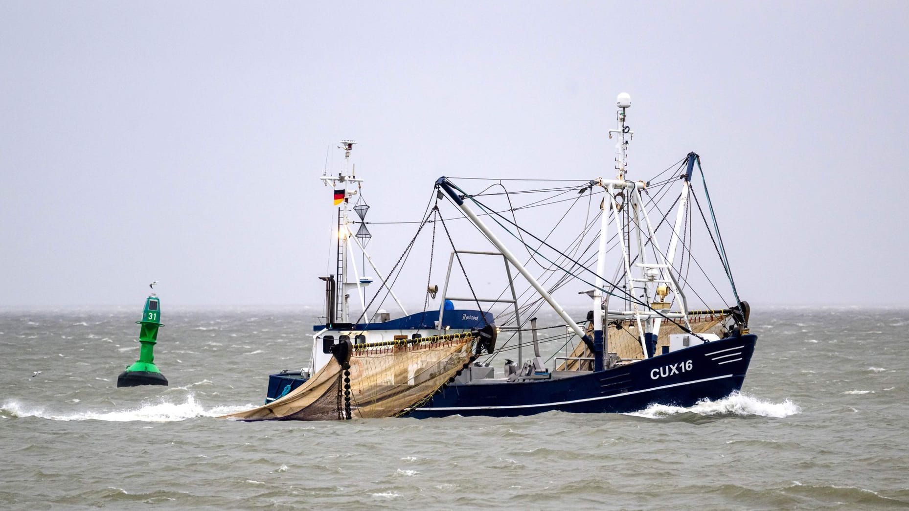 Ein Kutter fischt nach Krabben (Archivfoto): Die Branche steht unter Druck – das spüren auch die Verbraucher durch steigende Kosten. Ein Kutter fischt nach Krabben (Archivfoto): Die Branche steht unter Druck – das spüren auch die Verbraucher durch steigende Kosten.