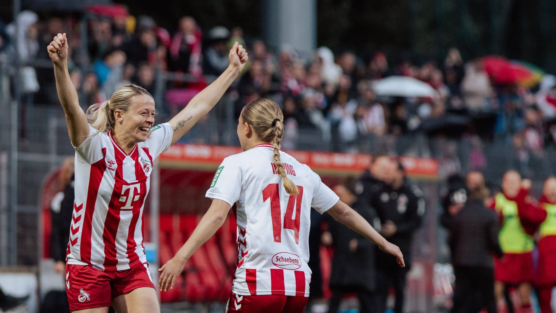 Kölns Sandra Jessen jubelt – kurz darauf wird das Spiel zwischen den FC-Frauen und Bayer Leverkusen abgebrochen. Kölns Sandra Jessen jubelt – kurz darauf wird das Spiel zwischen den FC-Frauen und Bayer Leverkusen abgebrochen.