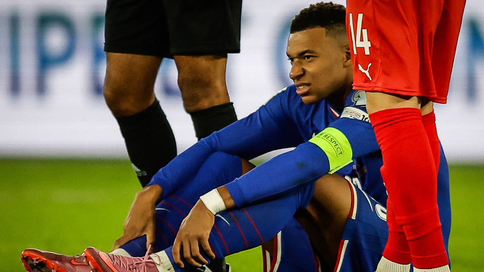 Kylian Mbappé am Boden: Gegen Aserbaidschan erlitt er eine Blessur am Knöchel. Kylian Mbappé am Boden: Gegen Aserbaidschan erlitt er eine Blessur am Knöchel.