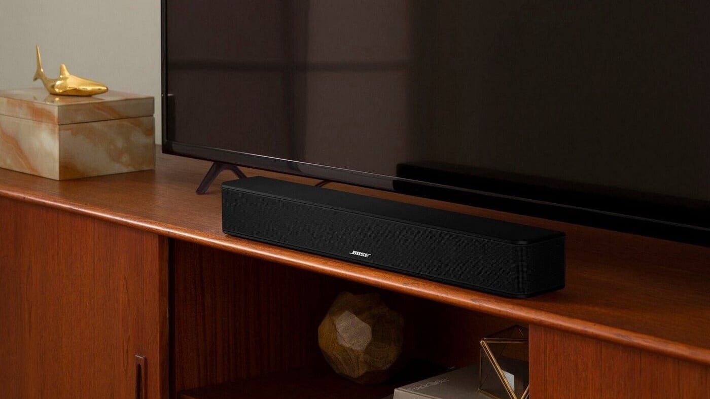 Mit der klangvollen Soundbar von Bose wird das Wohnzimmer zum Heimkino. Mit der klangvollen Soundbar von Bose wird das Wohnzimmer zum Heimkino.