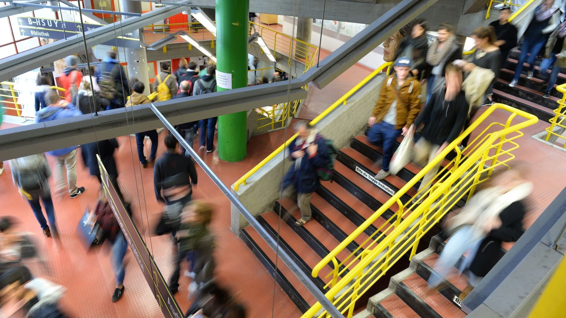 Studierende laufen durch das Treppenhaus einer Hochschule Studierende laufen durch das Treppenhaus einer Hochschule