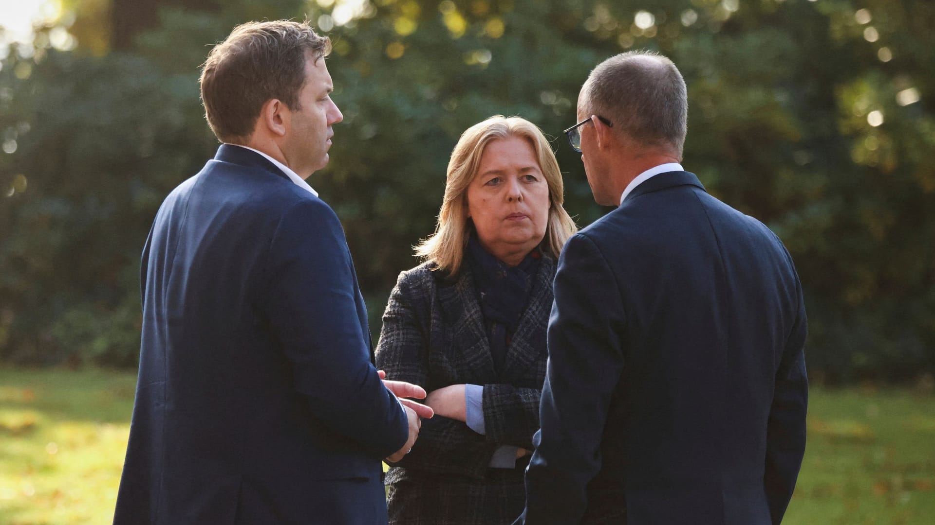 Sozialministerin Bärbel Bas mit Bundeskanzler Friedrich Merz (rechts) und Vizekanzler Lars Klingbeil: Ab Januar sollen Gutverdiener höhere Sozialabgaben zahlen. Sozialministerin Bärbel Bas mit Bundeskanzler Friedrich Merz (rechts) und Vizekanzler Lars Klingbeil: Ab Januar sollen Gutverdiener höhere Sozialabgaben zahlen.