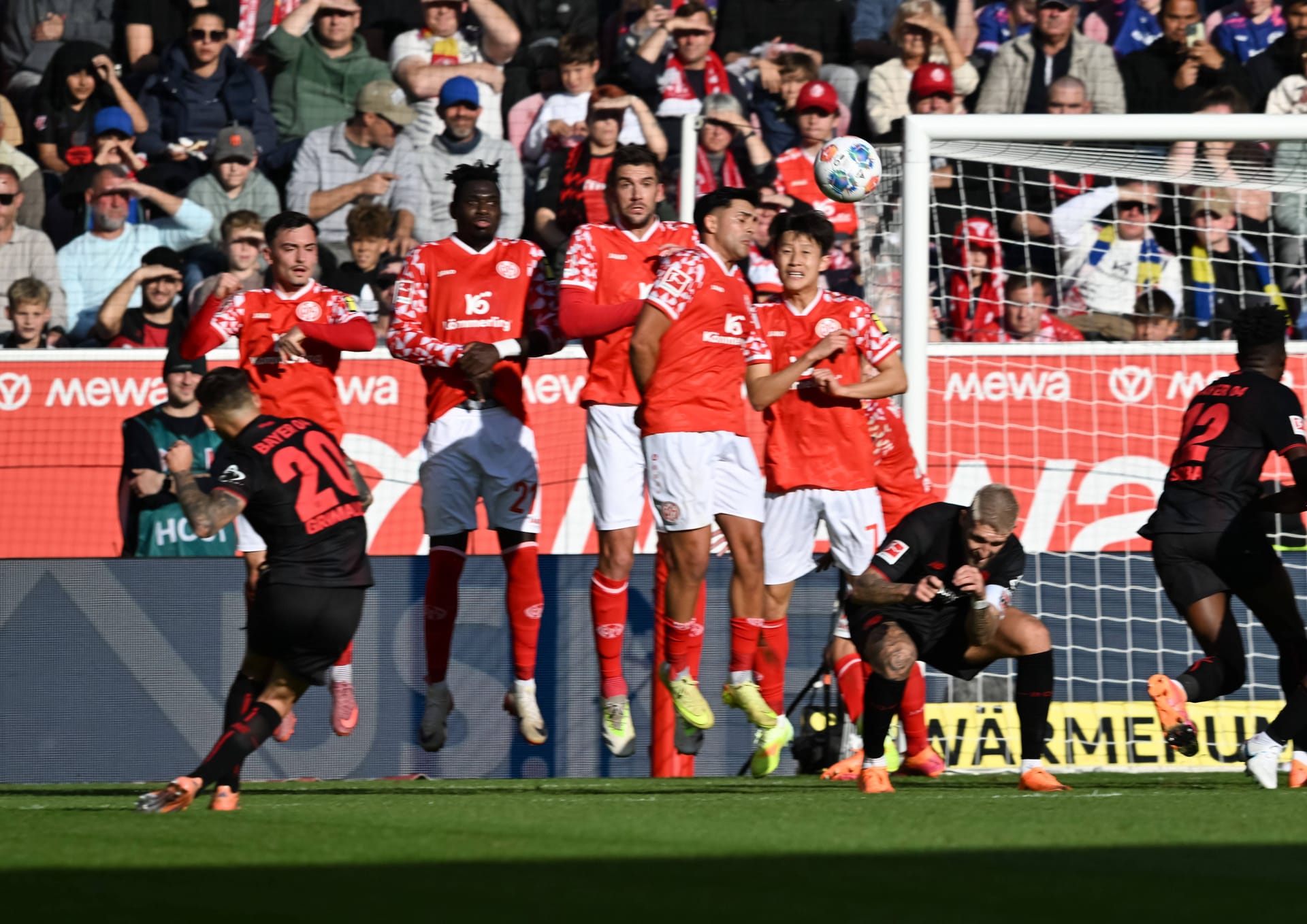 Alejandro Grimaldo (l.): Er traf doppelt. Alejandro Grimaldo (l.): Er traf doppelt.