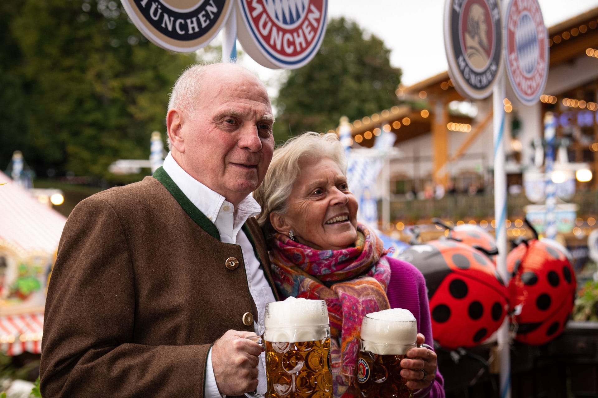 Uli Hoeneß mit seiner Ehefrau Susi: Die beiden besuchten zusammen das Oktoberfest.