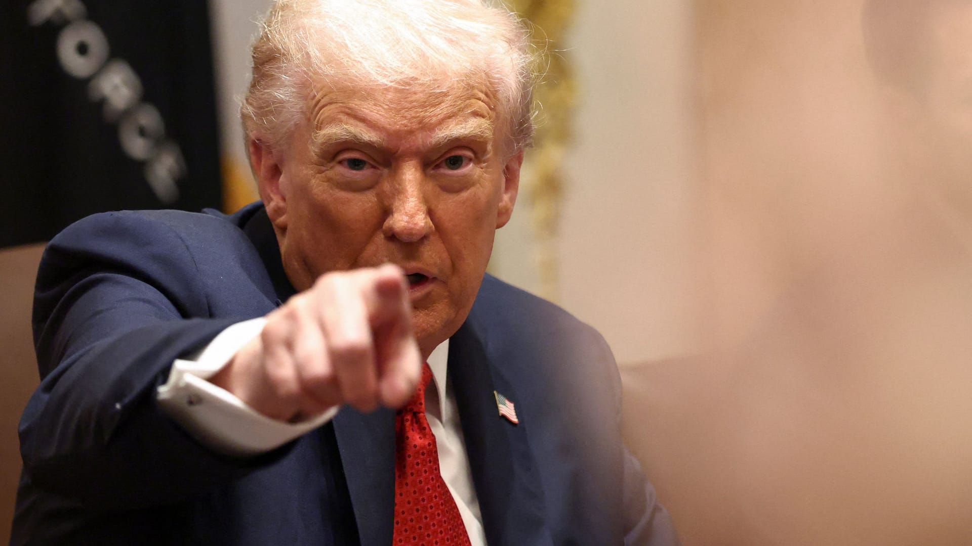 Trump gestikuliert im Kabinettraum des Weißen Hauses beim Besuch der australischen Delegation. Trump gestikuliert im Kabinettraum des Weißen Hauses beim Besuch der australischen Delegation.