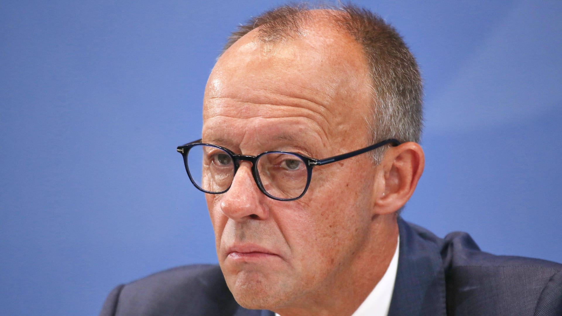 Friedrich Merz (CDU) auf einer Pressekonferenz (Archivbild): Der Kanzler schließt eine Beteiligung deutscher Truppen an einem möglichen Friedenseinsatz aus. Friedrich Merz (CDU) auf einer Pressekonferenz (Archivbild): Der Kanzler schließt eine Beteiligung deutscher Truppen an einem möglichen Friedenseinsatz aus.