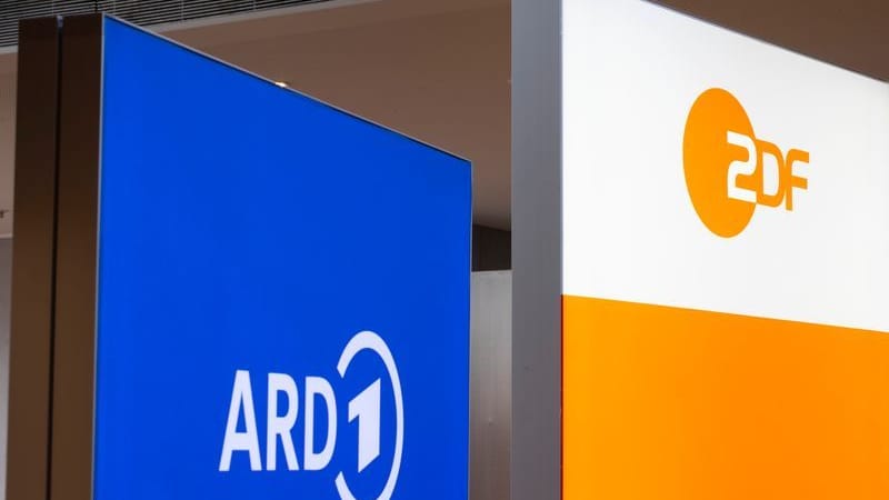 Die Logos von ARD und ZDF (Symbolbild). Die Logos von ARD und ZDF (Symbolbild).