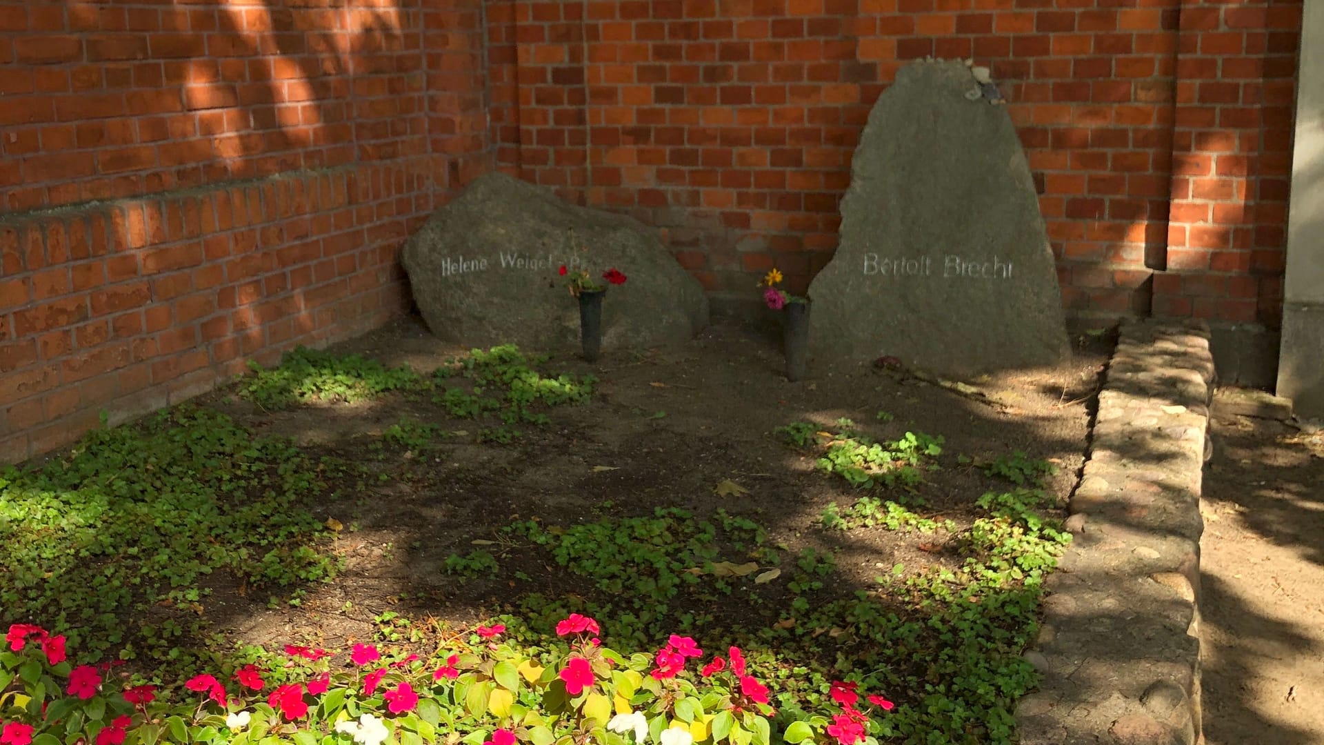 Das Grab von Bertolt Brecht und seiner Frau Helene Weigel (Archivbild): Unauffällig liegt die Ruhestätte an einer Mauer. Das Grab von Bertolt Brecht und seiner Frau Helene Weigel (Archivbild): Unauffällig liegt die Ruhestätte an einer Mauer.