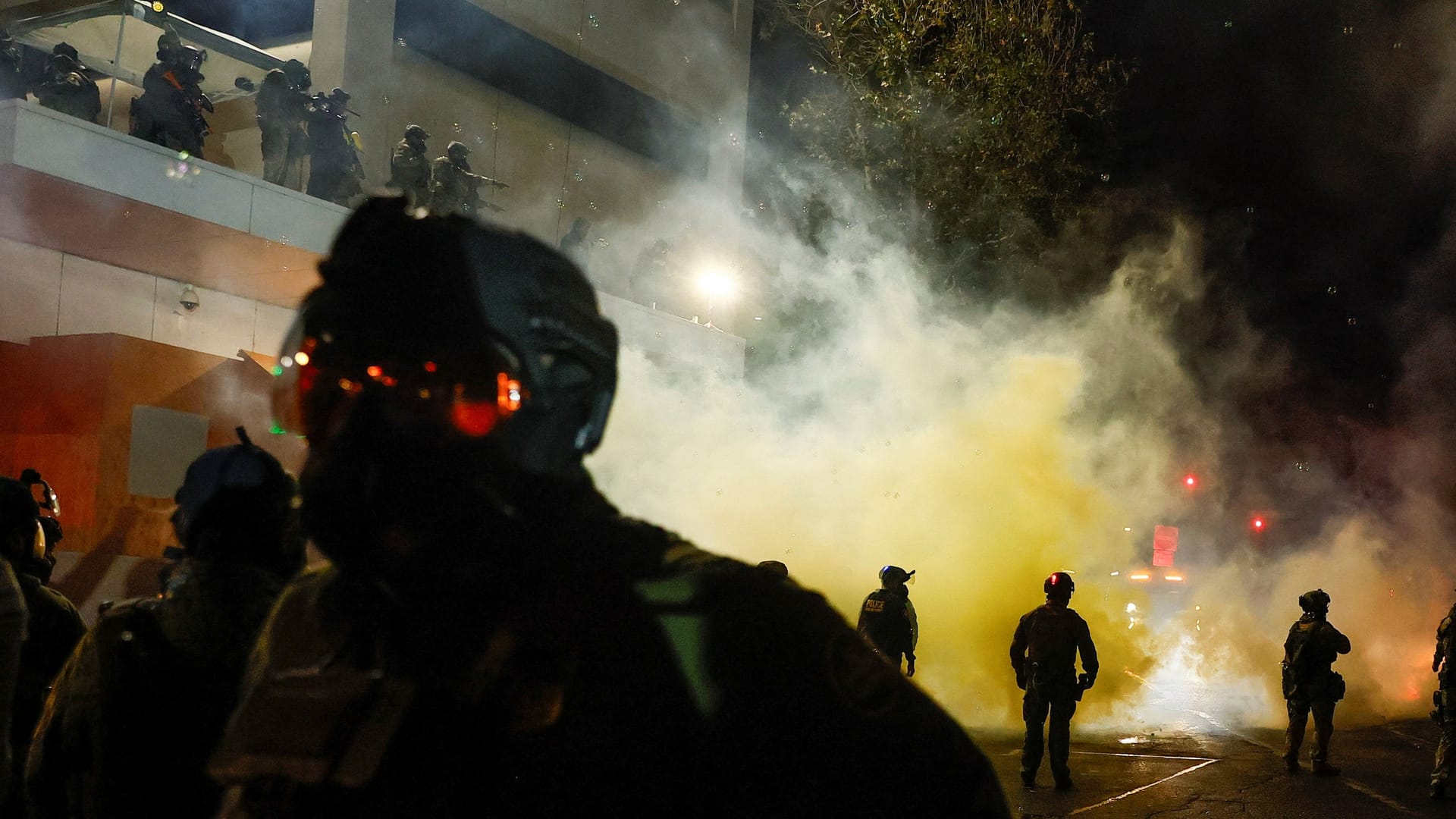 Bundesbeamte schießen mit Tränengas, um Demonstranten vor einem Gebäude der US-Abschiebebehörde ICE in Portland im Bundesstaat Oregon (Archivbild). Bundesbeamte schießen mit Tränengas, um Demonstranten vor einem Gebäude der US-Abschiebebehörde ICE in Portland im Bundesstaat Oregon (Archivbild).