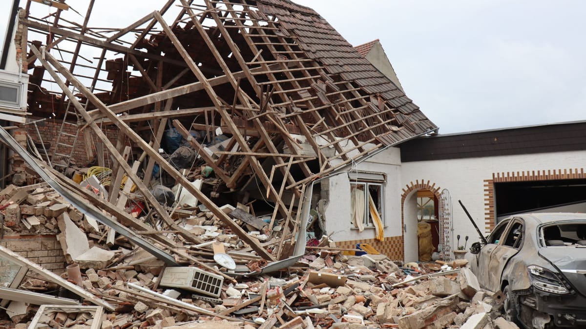 Wohnhaus stürzt ein – Feuerwehr hört Stimme unter Trümmern