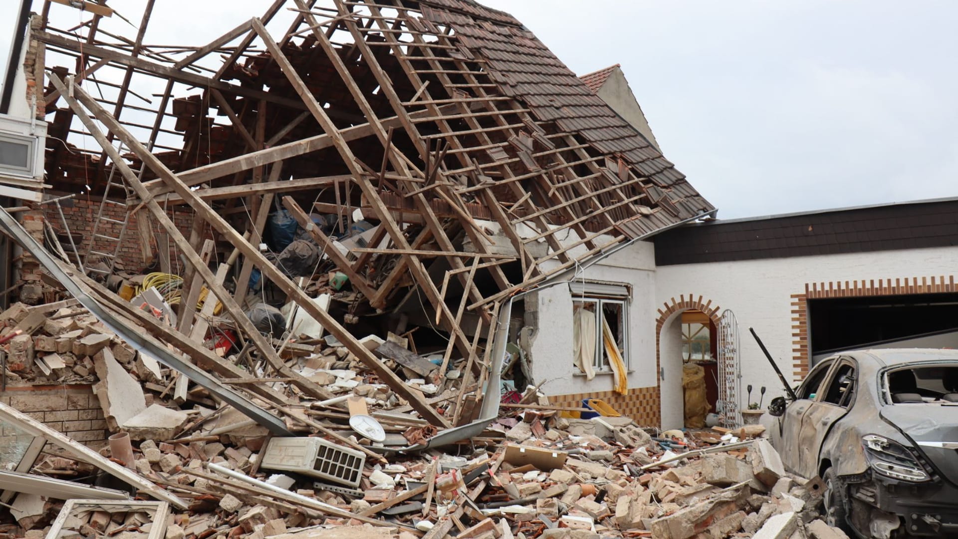 urn:newsml:dpa.com:20090101:251006-99-249674 urn:newsml:dpa.com:20090101:251006-99-249674