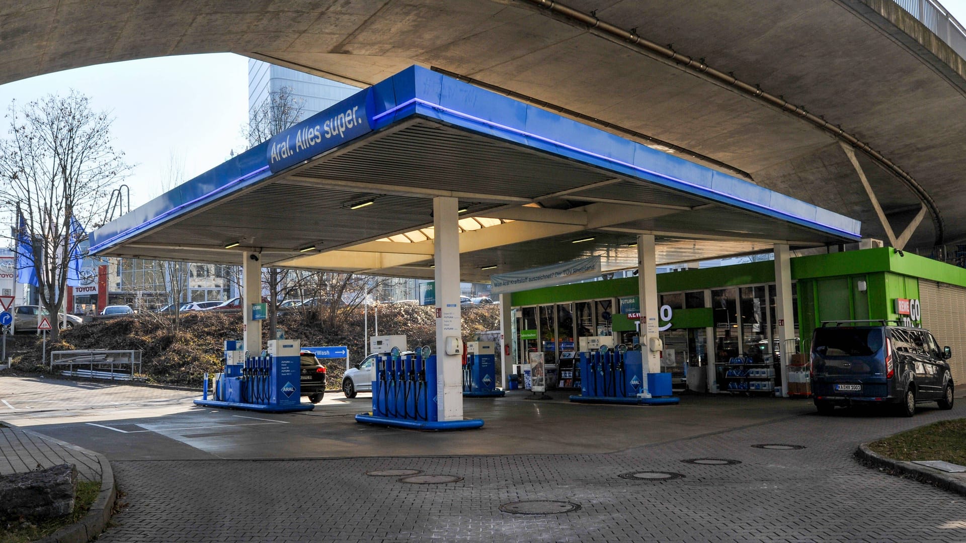 Eine Tankstelle (Archivbild): Im Osten von Deutschland kostet der Sprit besonders viel. Eine Tankstelle (Archivbild): Im Osten von Deutschland kostet der Sprit besonders viel.