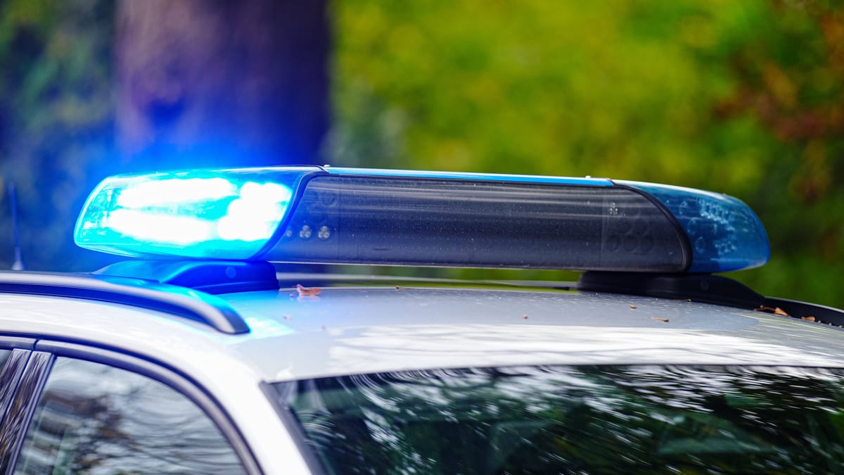 Polizist wird angefahren und schießt