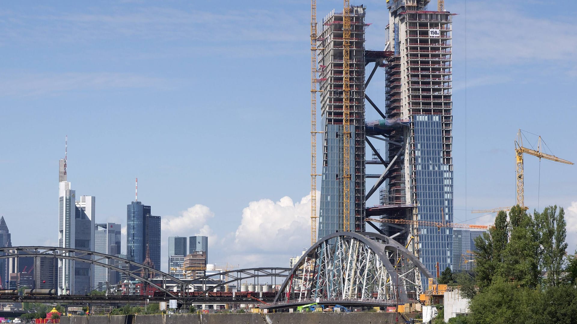 Frankfurt am Main: Das Unternehmen war für die Fassade der Europäischen Zentralbank verantwortlich. Frankfurt am Main: Das Unternehmen war für die Fassade der Europäischen Zentralbank verantwortlich.