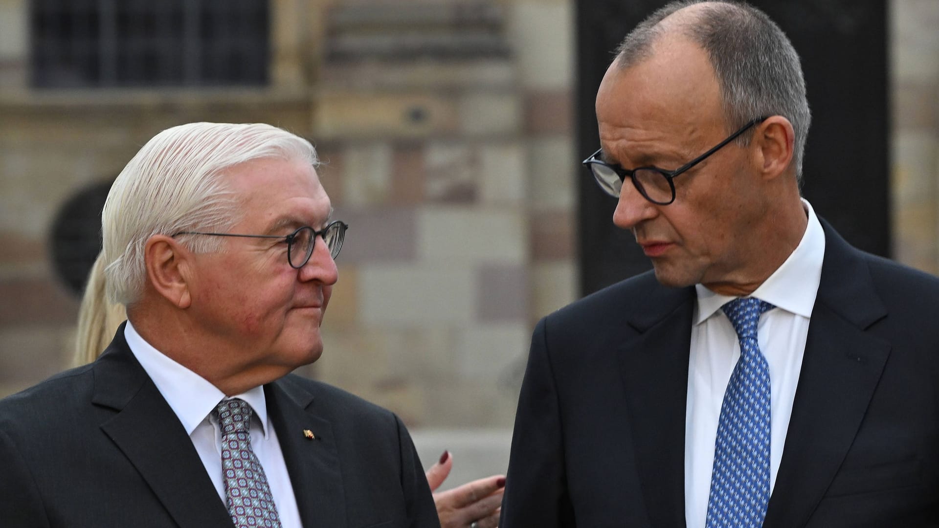 Frank-Walter Steinmeier (l.) und Friedrich Merz: Bundespräsident und -kanzler sollen ihre Gehaltserhöhungen spenden, sagt Ines Schwerdtner.