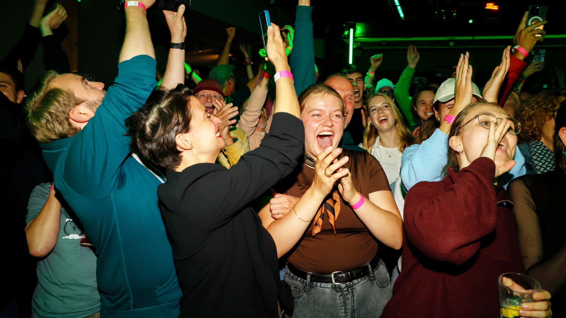 Unterstützer der Initiative "Hamburger Zukunftsentscheid" jubeln: Die Reaktionen aus Politik und Wirtschaft fallen eher verhalten aus.