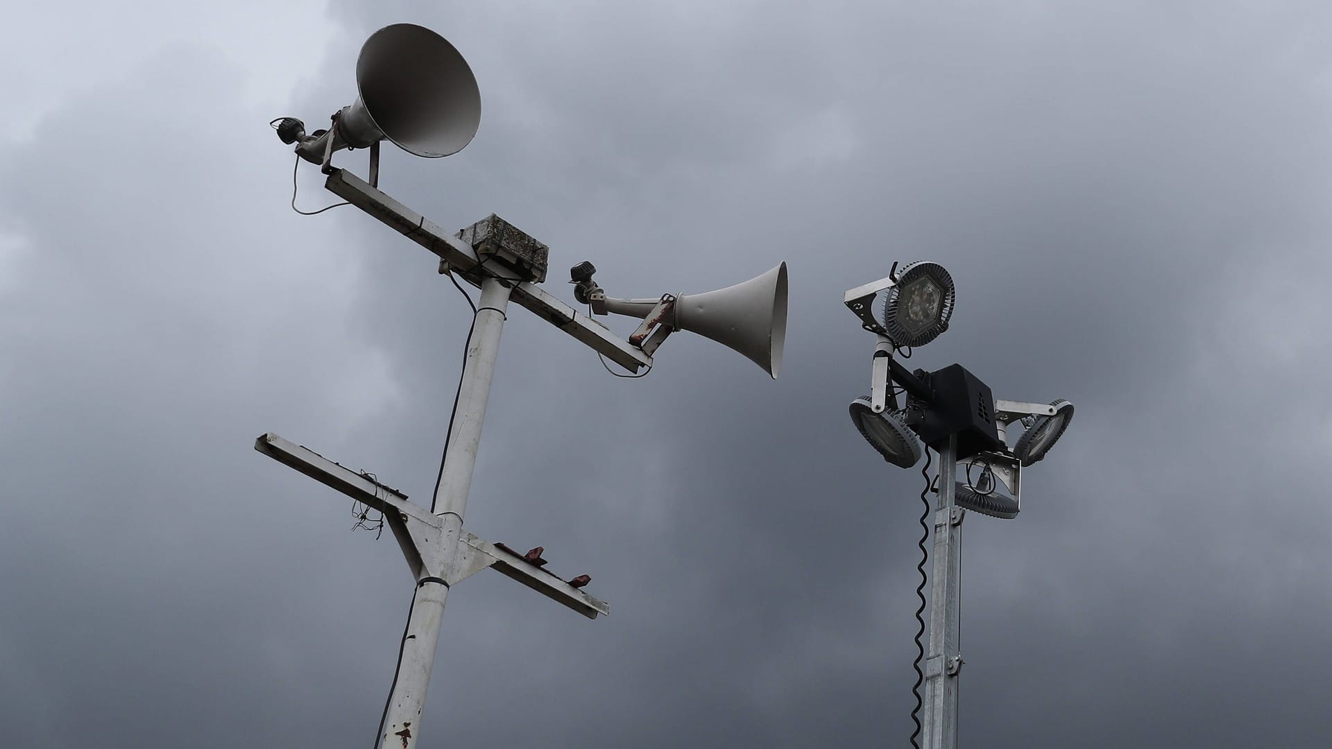 Dunkle Wolken hinter einer Warnsirene (Symbolbild): Über solche Anlagen werden in Hamburg bei Gefahr Warnsignale ausgelöst. Dunkle Wolken hinter einer Warnsirene (Symbolbild): Über solche Anlagen werden in Hamburg bei Gefahr Warnsignale ausgelöst.