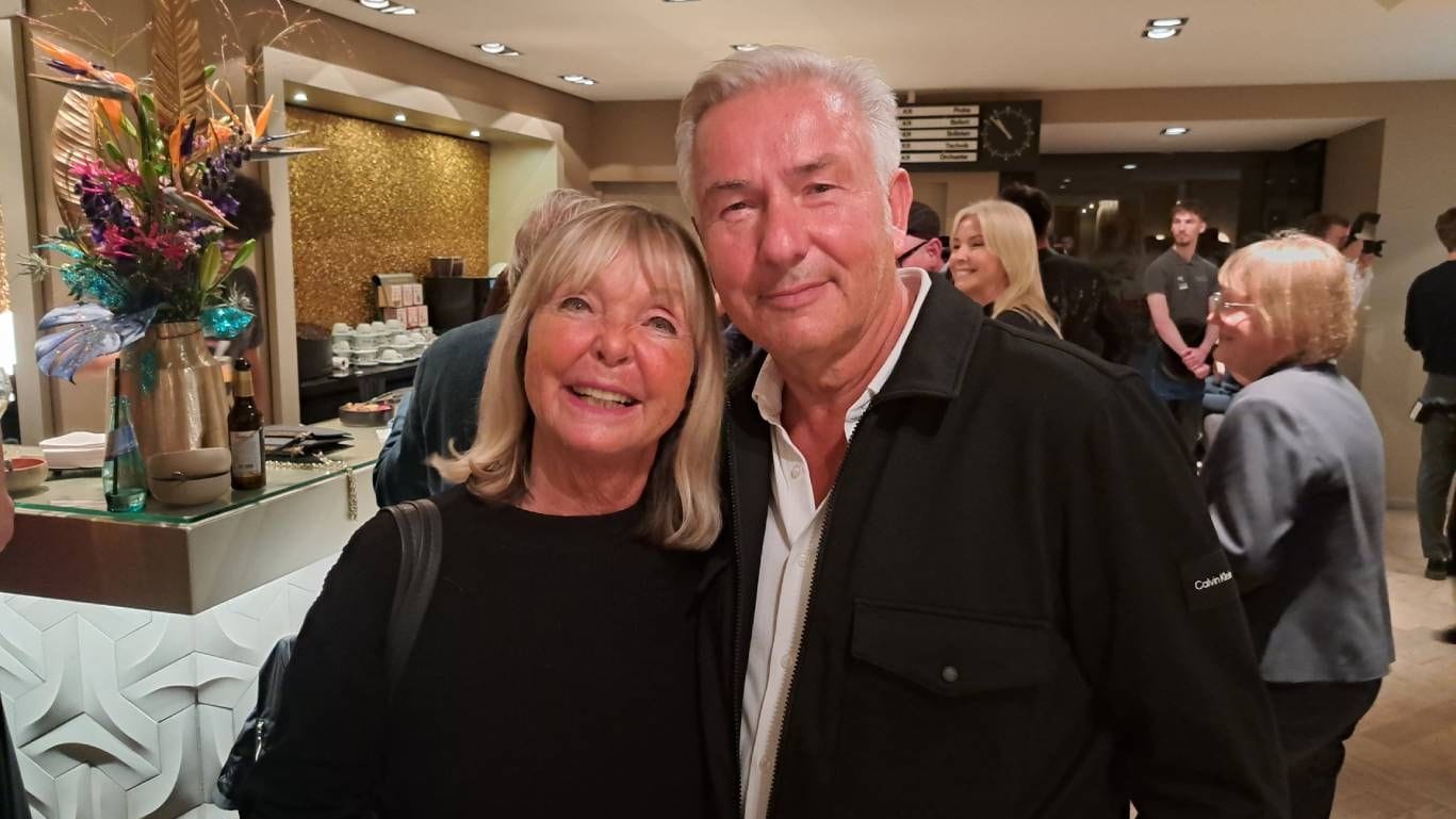 Der ehemalige Regierende Bürgermeister Klaus Wowereit ist mit Christine Lüde: Die beiden sind schon lange gute Freunde und kennen sich seit 1984. Der ehemalige Regierende Bürgermeister Klaus Wowereit ist mit Christine Lüde: Die beiden sind schon lange gute Freunde und kennen sich seit 1984.