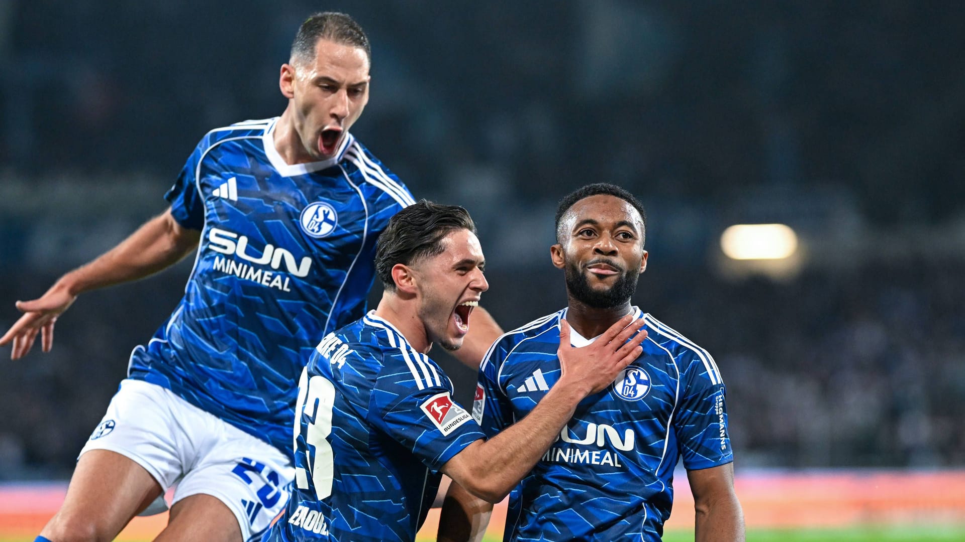 Matchwinner: Schalkes Sylla (r.) wird für seine Tore gegen Hannover gefeiert.