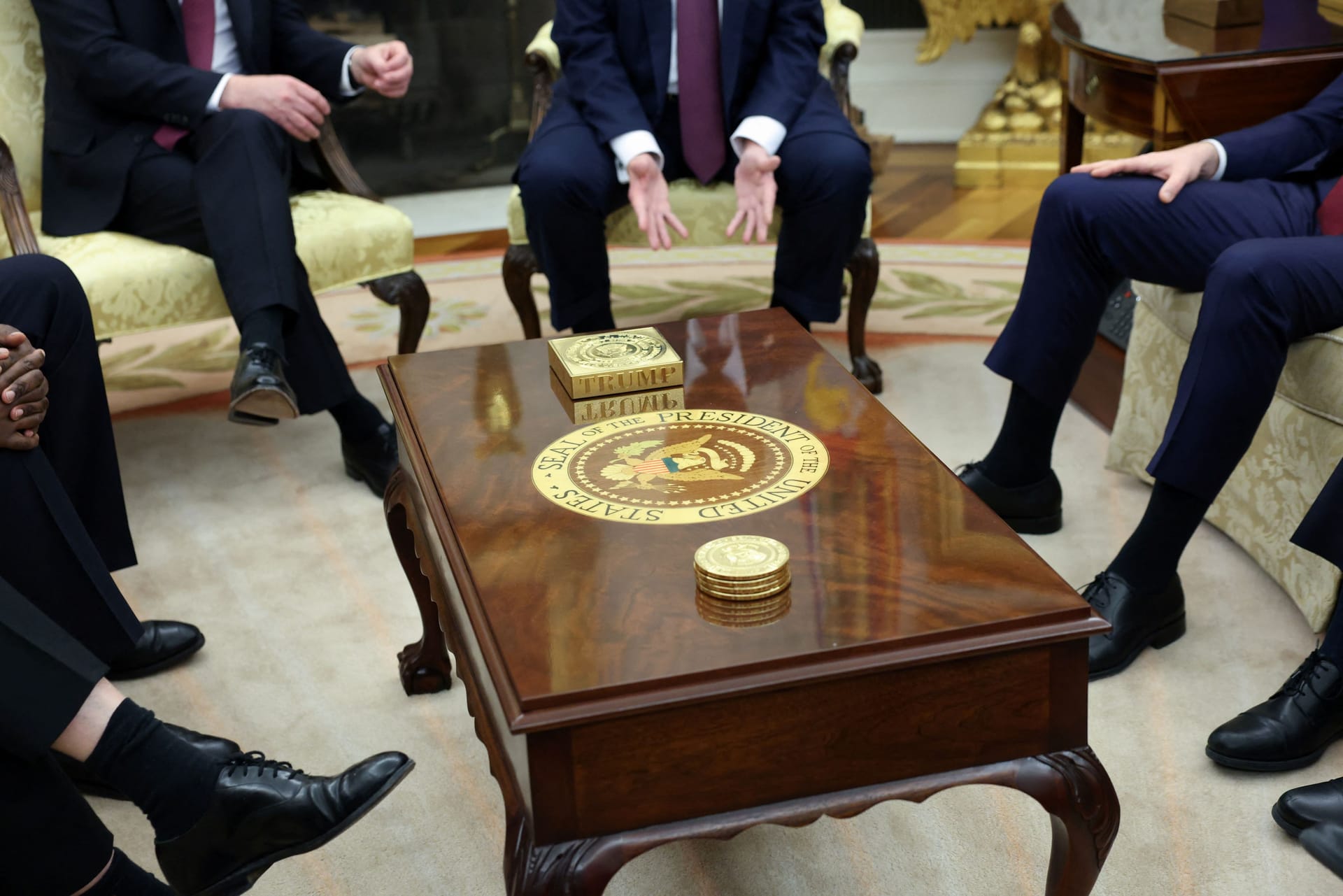 Selbst die Untersetzer für die Gläser sind aus Gold: "24 Karat", betont Trump. Selbst die Untersetzer für die Gläser sind aus Gold: "24 Karat", betont Trump.