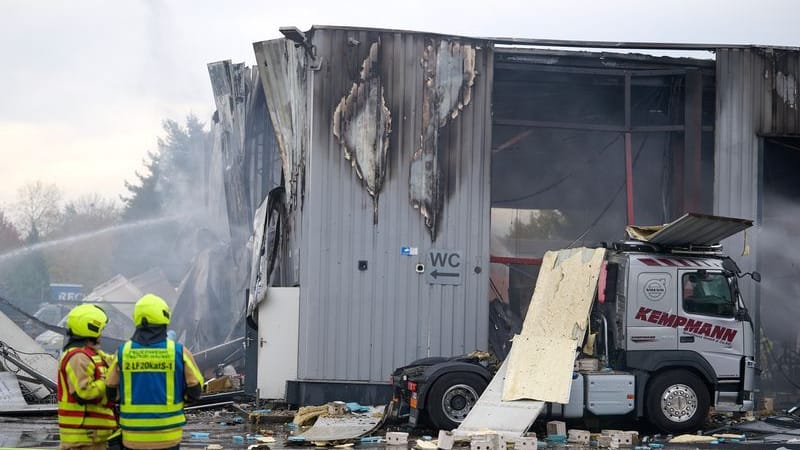 Beim Brand in einer Halle an einer Tankstelle in Castrop-Rauxel sind vier Menschen verletzt worden, zwei davon schwer. Beim Brand in einer Halle an einer Tankstelle in Castrop-Rauxel sind vier Menschen verletzt worden, zwei davon schwer.