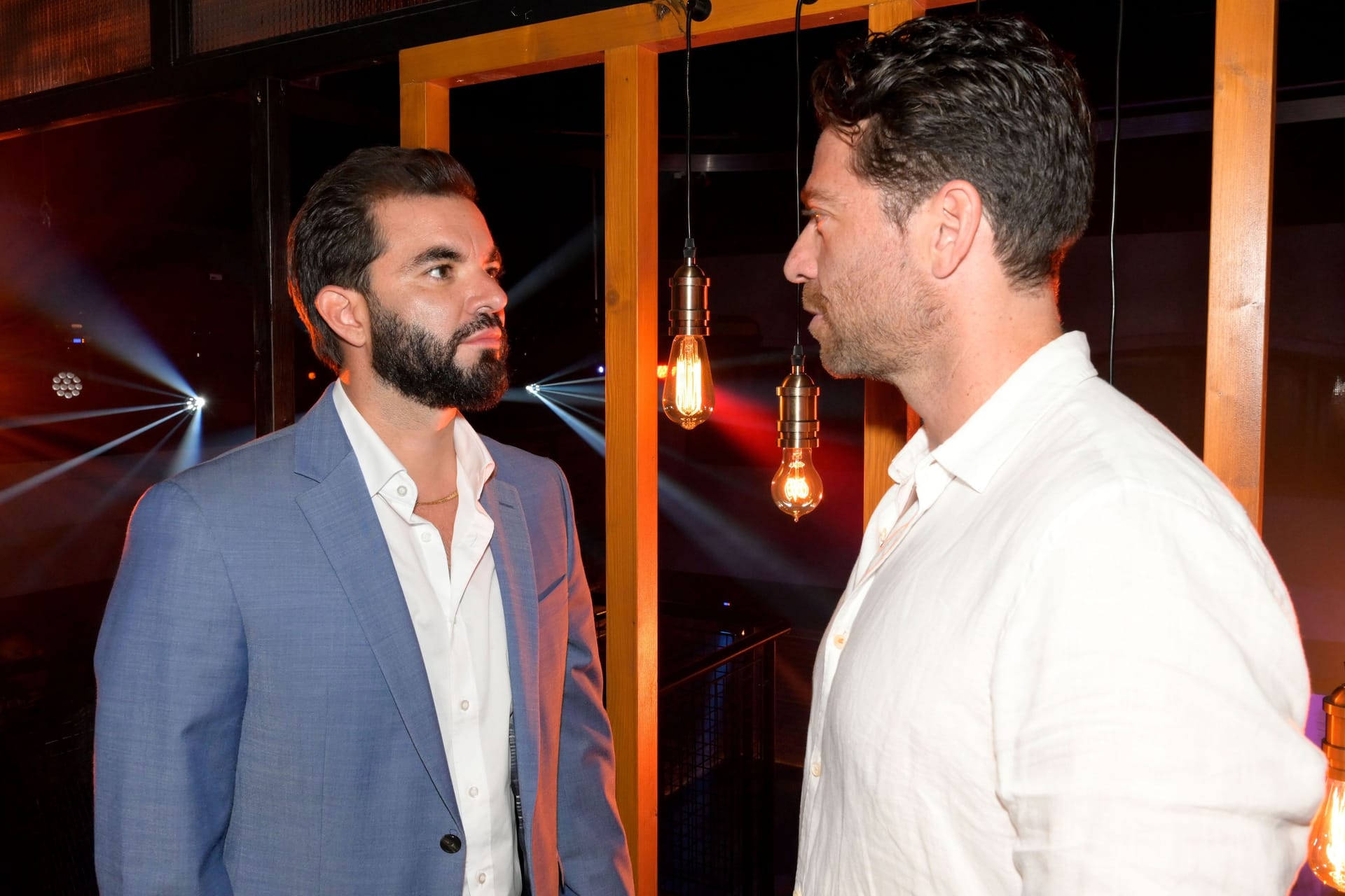 GZSZ: Alvaro (Rodrigo Rojo) und Carlos (Patrick Fernandez) kennen sich schon lange. GZSZ: Alvaro (Rodrigo Rojo) und Carlos (Patrick Fernandez) kennen sich schon lange.