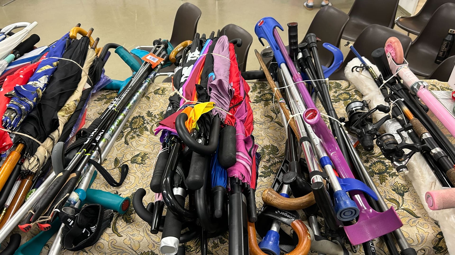 Regenschirme und Gehhilfen: Für 20 Euro pro Stück fanden die Schirme neue Besitzer, die Gehhilfen waren hingegen nicht beliebt. Regenschirme und Gehhilfen: Für 20 Euro pro Stück fanden die Schirme neue Besitzer, die Gehhilfen waren hingegen nicht beliebt.