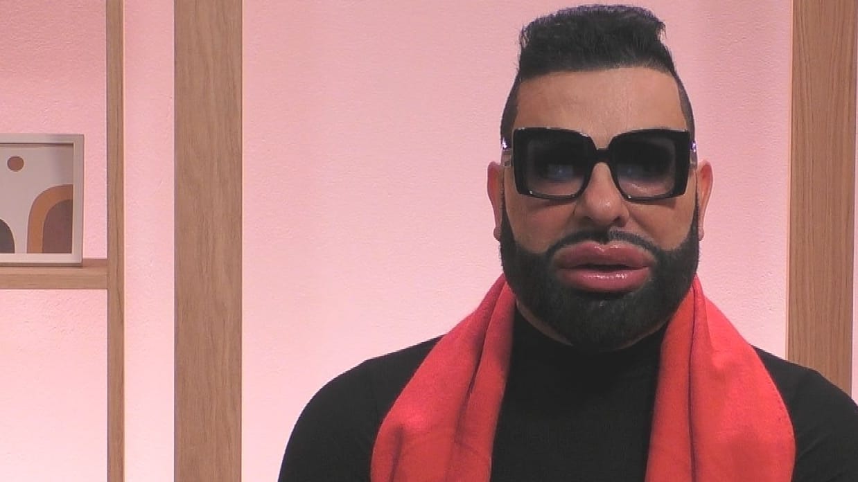 Harald Glööckler zeigt sich bei "Promi Big Brother" mit dunkler Sonnenbrille. Harald Glööckler zeigt sich bei "Promi Big Brother" mit dunkler Sonnenbrille.