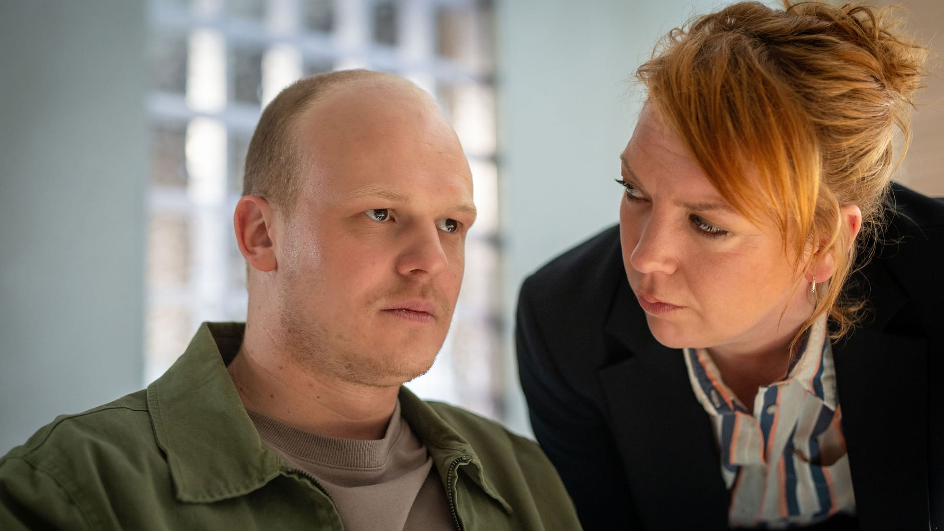 Im Verhör mit Melly Böwe (Lina Beckmann): Versucht Felix Lange (Sebastian Jakob Doppelbauer), junge Menschen in den Suizid zu treiben? Im Verhör mit Melly Böwe (Lina Beckmann): Versucht Felix Lange (Sebastian Jakob Doppelbauer), junge Menschen in den Suizid zu treiben?