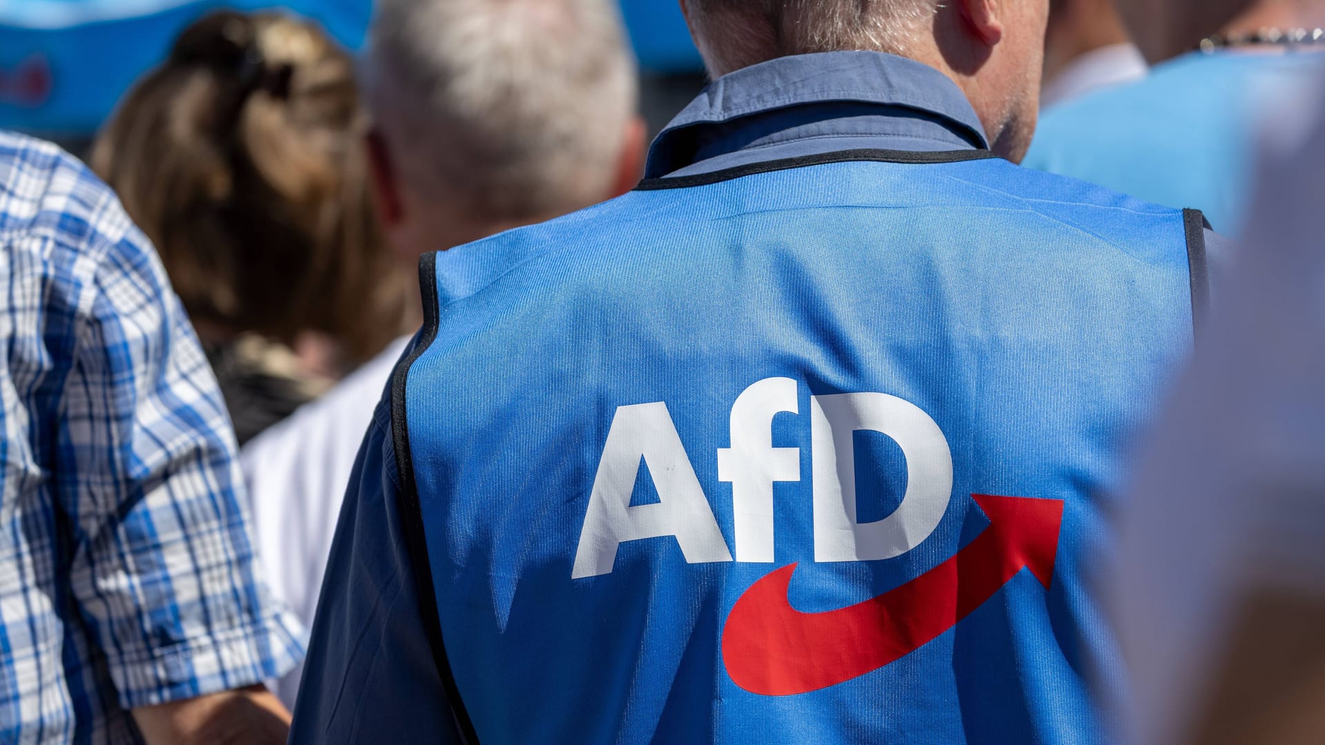 Mann mit AfD-Weste auf einer Kundgebung (Symbolbild): Im Kreisverband Offenbach soll es zu finanziellen Unstimmigkeiten gekommen sein. Mann mit AfD-Weste auf einer Kundgebung (Symbolbild): Im Kreisverband Offenbach soll es zu finanziellen Unstimmigkeiten gekommen sein.