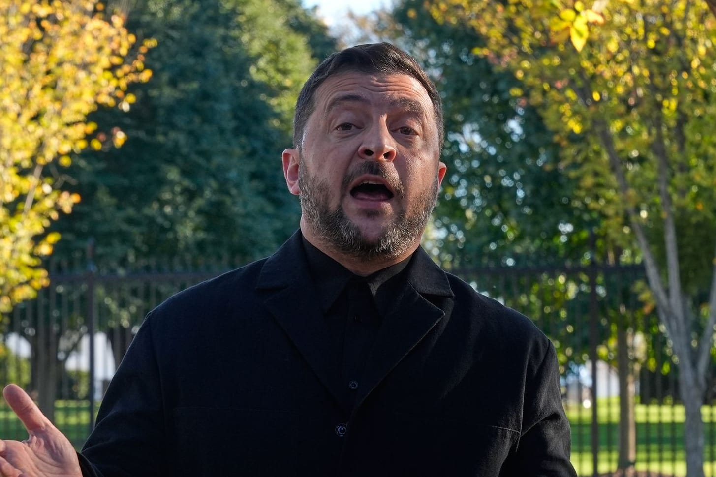 Wolodymyr Selenskyj, Präsident der Ukraine, spricht zu Journalisten im Lafayette Park gegenüber dem Weißen Haus nach einem Treffen mit US-Präsident Trump.