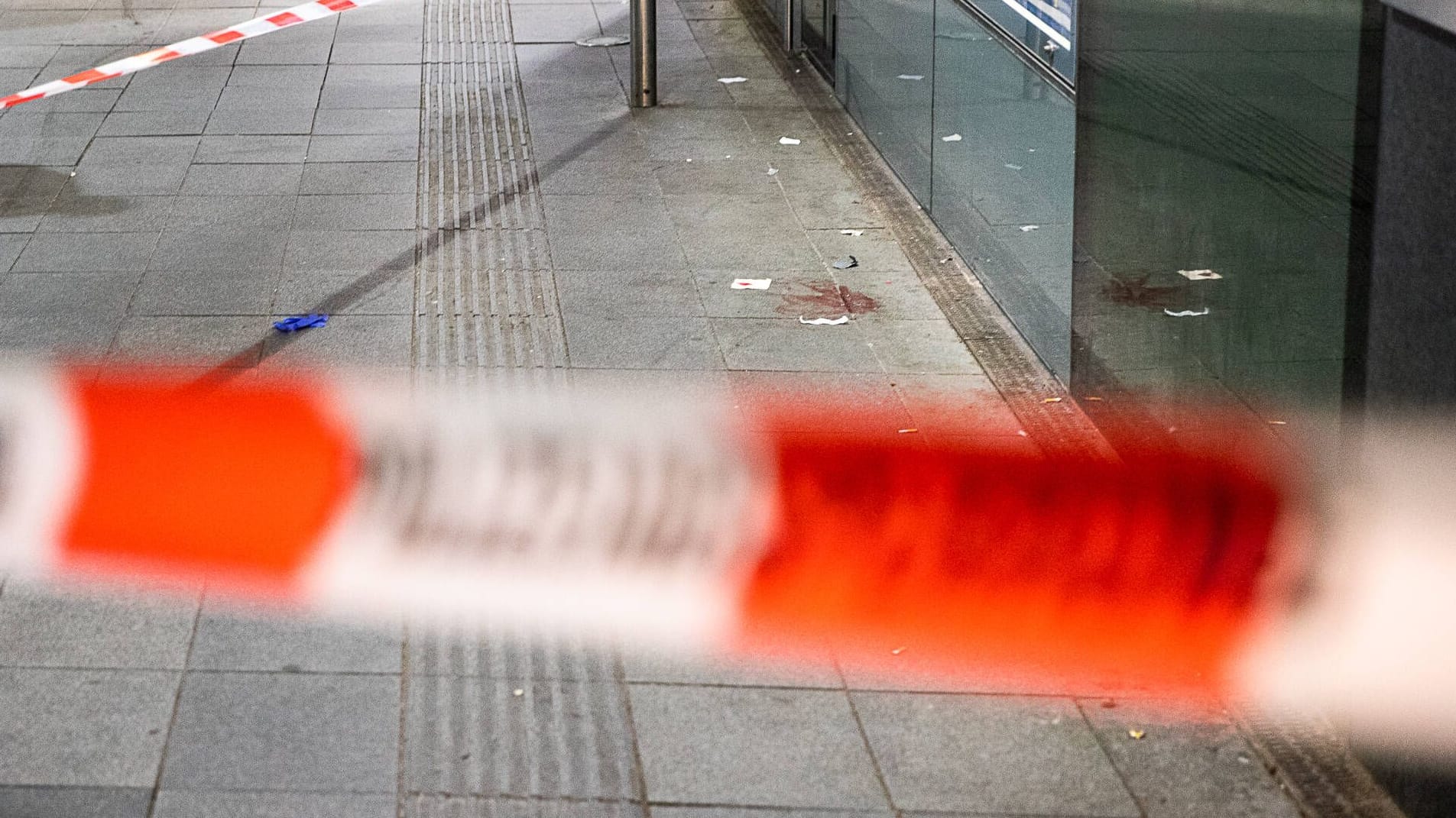 Eine Absperrung der Polizei (Symbolbild): In Neukölln ist ein Mann mit einem Messer verletzt worden. Eine Absperrung der Polizei (Symbolbild): In Neukölln ist ein Mann mit einem Messer verletzt worden.