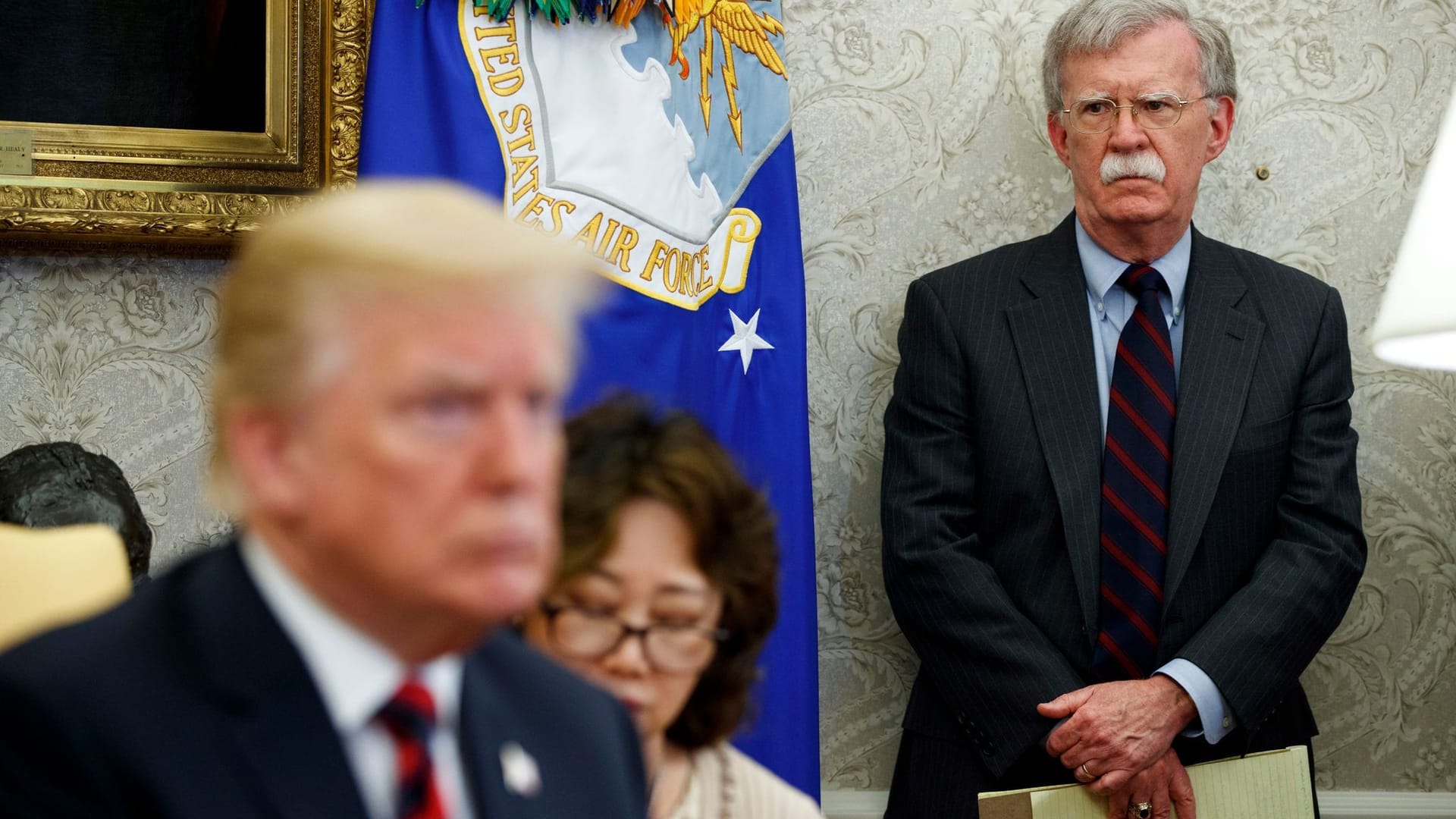 2018: John Bolton (r.), damals noch Trumps Sicherheitsberater, steht neben dem Präsidenten iim Oval Office.
