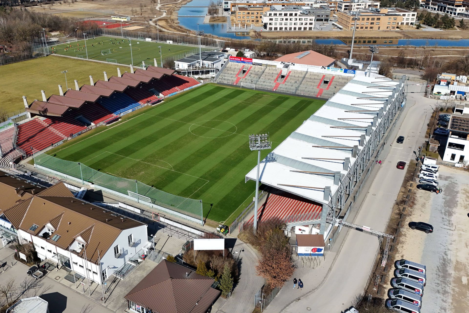Der Sportpark Unterhaching: Dieses Stadion ist dem FC Bayern einige Millionen wert.