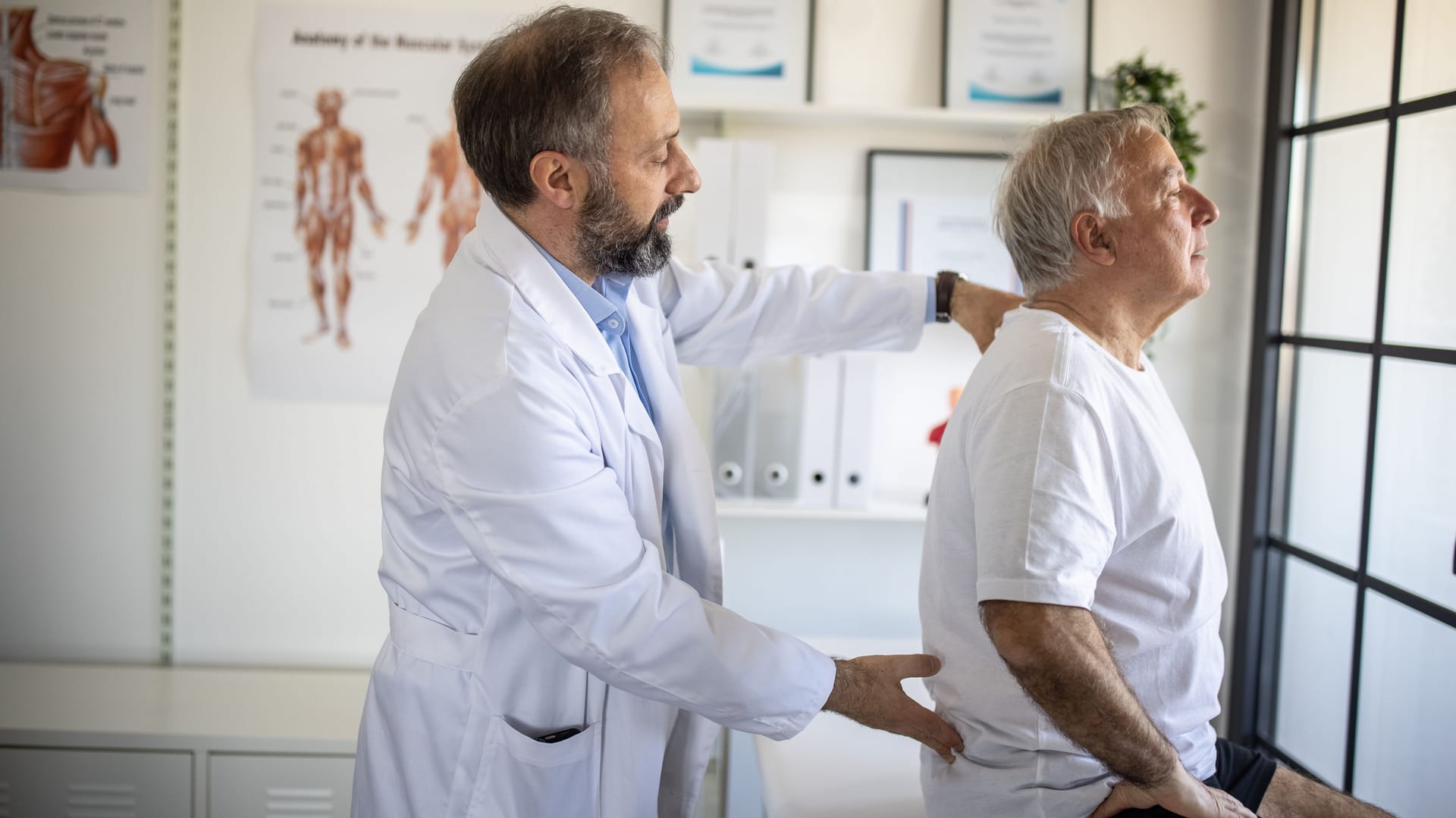 Chronische Rückenschmerzen: Sie können die Lebensqualität stark verschlechtern. Chronische Rückenschmerzen: Sie können die Lebensqualität stark verschlechtern.