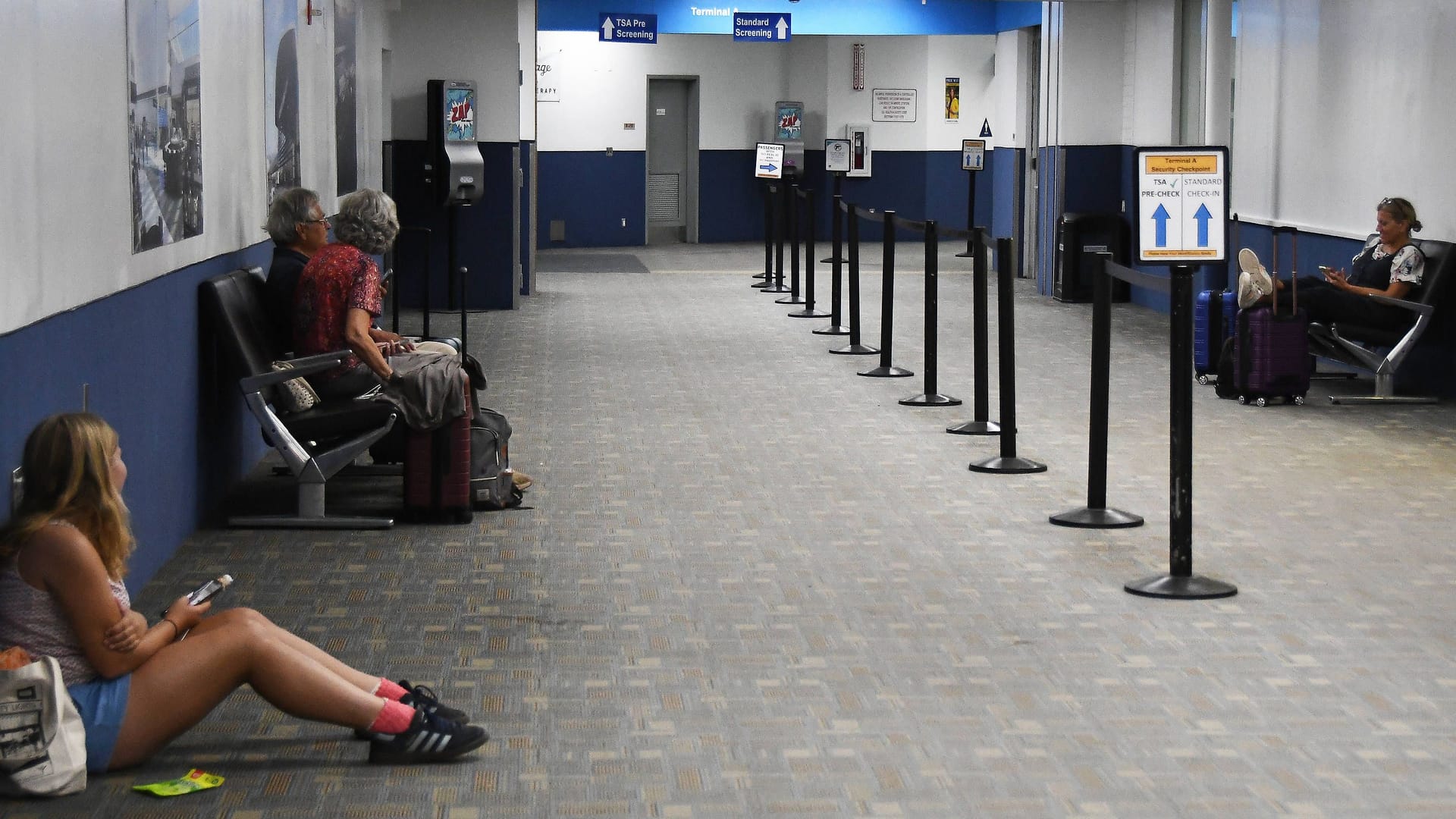 Burbank Airport am Montagabend: Reisende warten auf ihre Flüge. Burbank Airport am Montagabend: Reisende warten auf ihre Flüge.