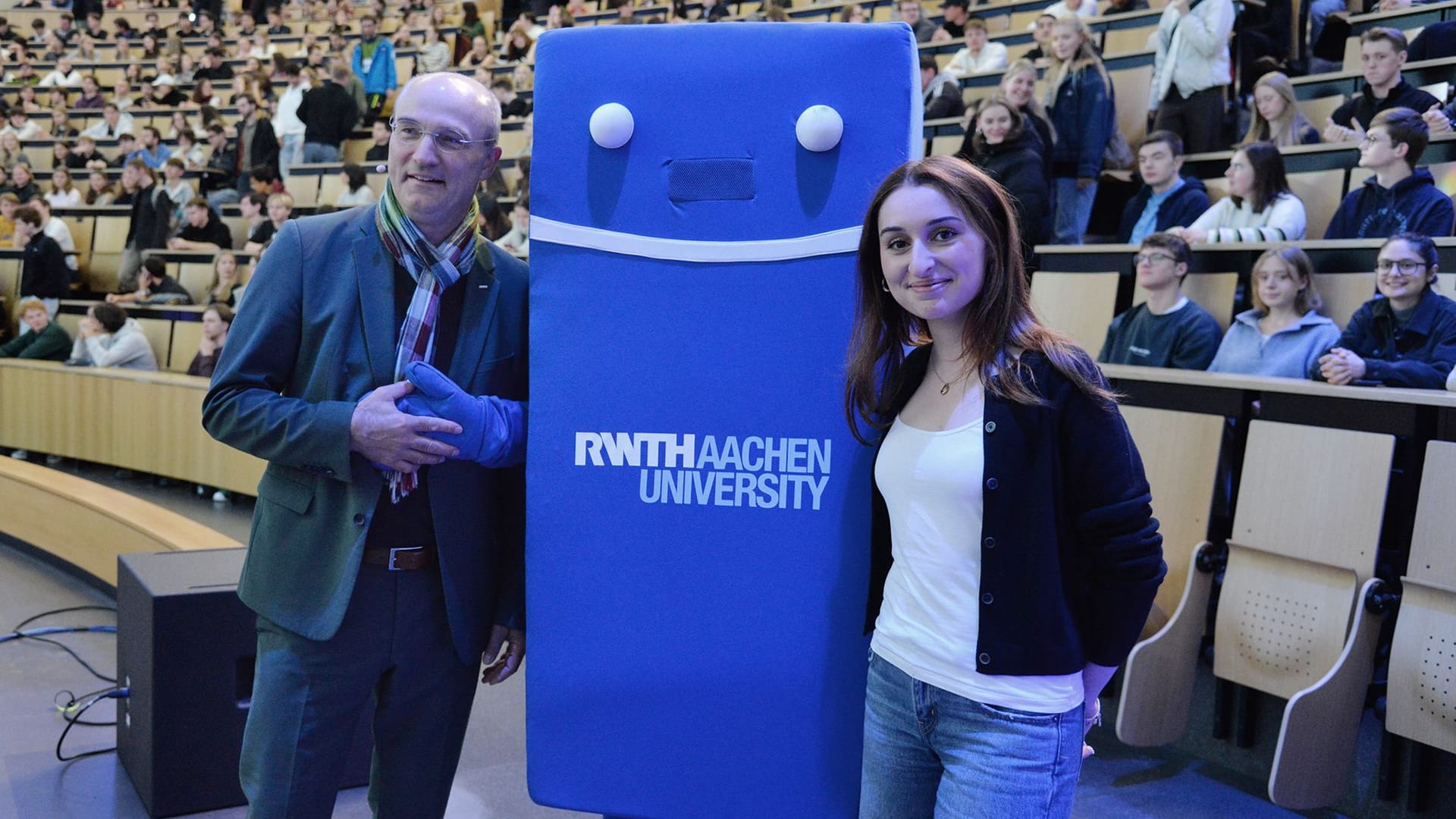 AStA-Vorsitzende Destina Kolac (r.) und Rektor Ulrich Rüdiger begrüßten am Montag die neuen Studierenden gemeinsam mit dem RWTH-Maskottchen.