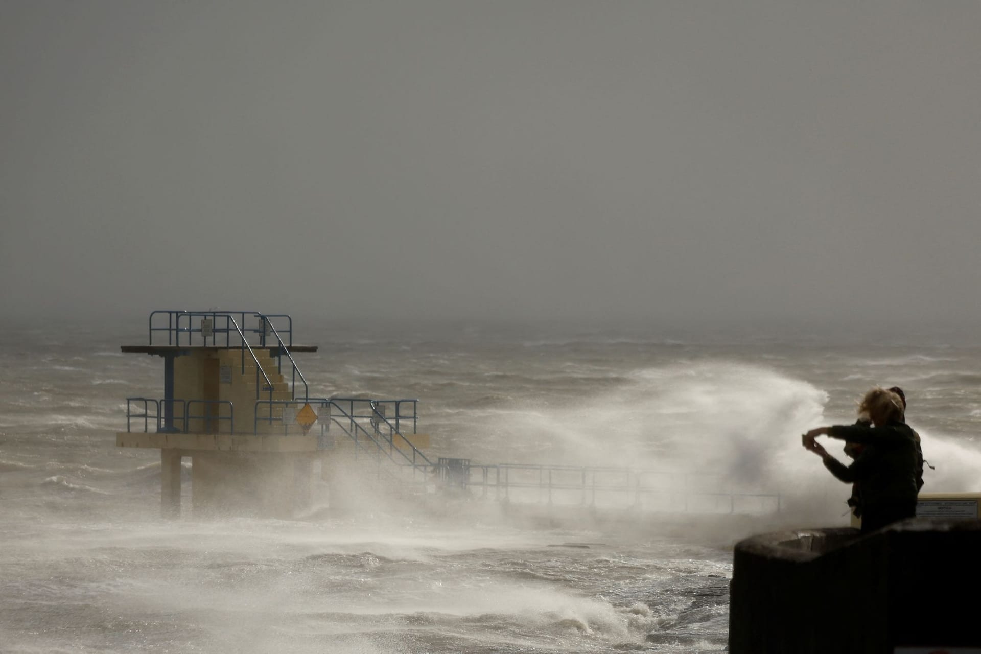 Galway, ein Turm im Sturm "Amy". Der Bomben-Zyklon zieht über die britischen Inseln. Galway, ein Turm im Sturm "Amy". Der Bomben-Zyklon zieht über die britischen Inseln.