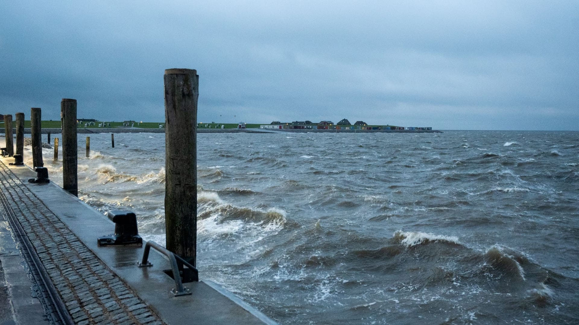 Wellen auf der Nordsee: Drei anrollende Sturmfluten setzen den Norden unter Anspannung.