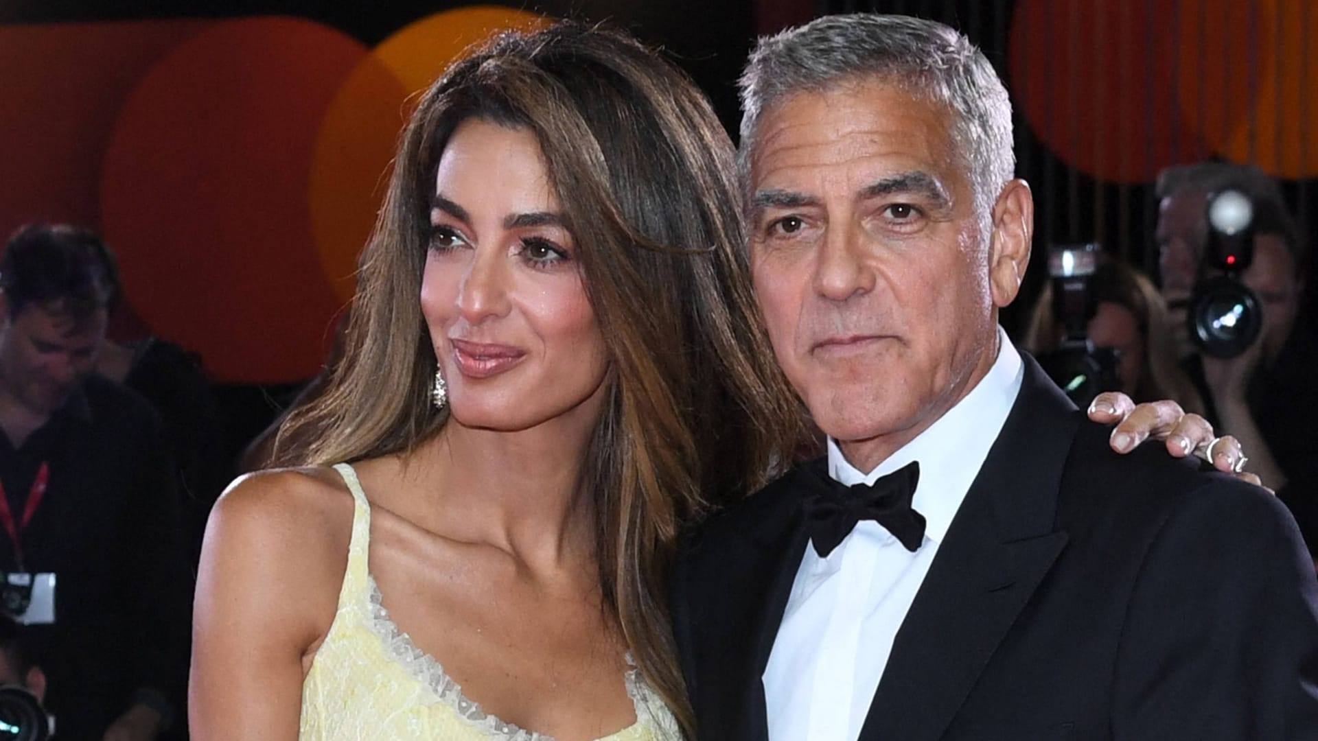 Amal und George Clooney: Das Paar ist seit 2014 verheiratet und bekam drei Jahre später die Zwillinge Alexander und Ella. Amal und George Clooney: Das Paar ist seit 2014 verheiratet und bekam drei Jahre später die Zwillinge Alexander und Ella.