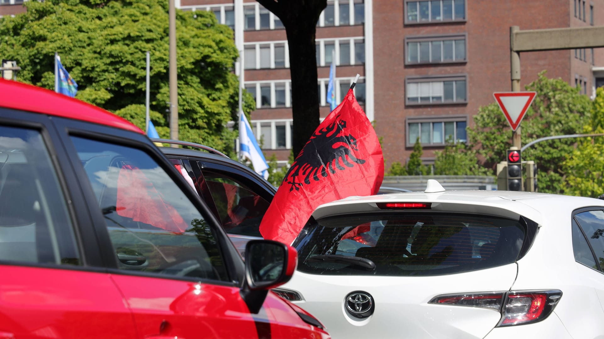 Eine Albanien-Flagge am Auto (Archivbild): In Hannover kam es zu Verkehrsbehinderungen.