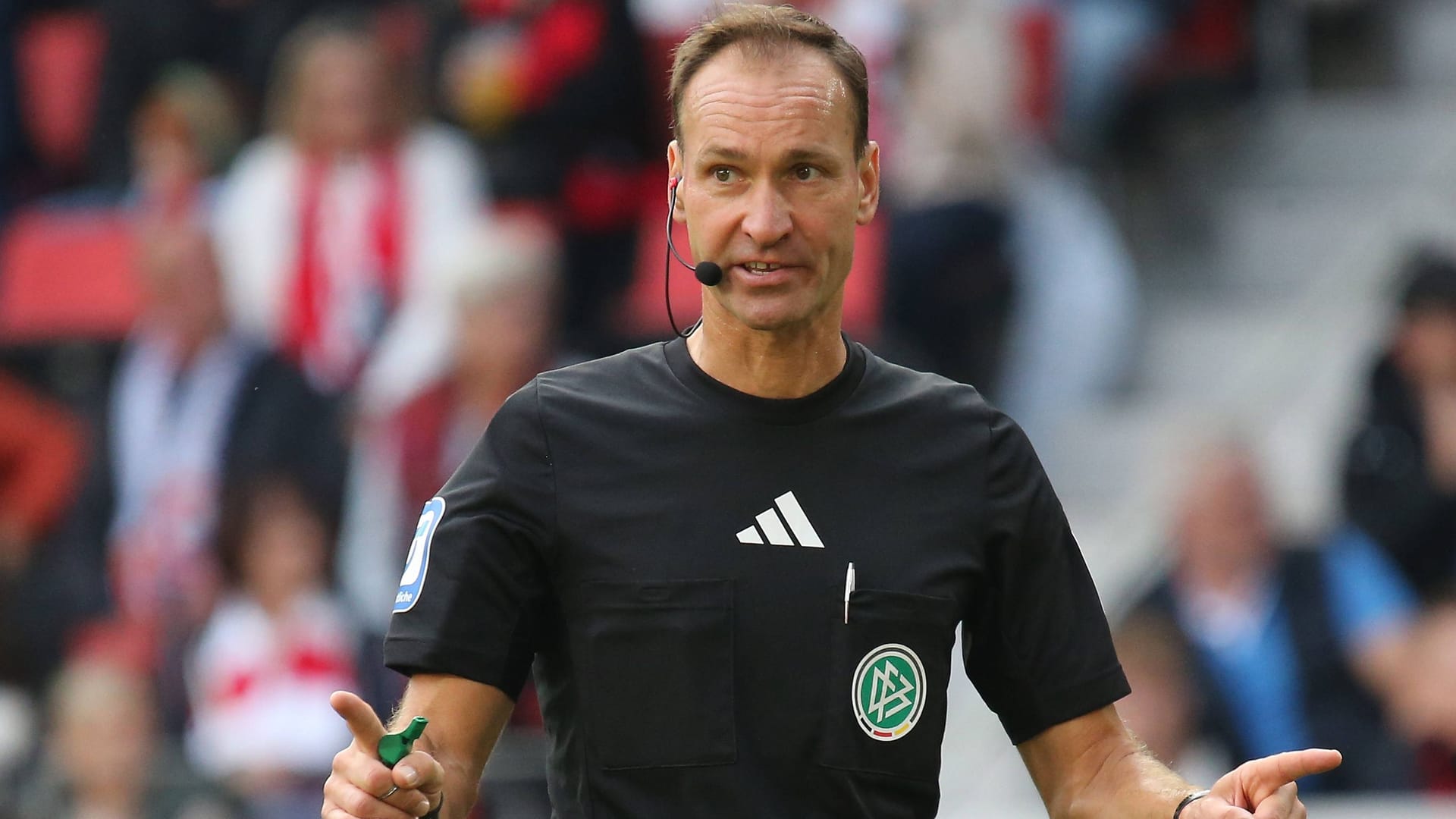 Bastian Dankert im Einsatz: Der Sportwissenschaftler pfeift seit 2012 in der Bundesliga.