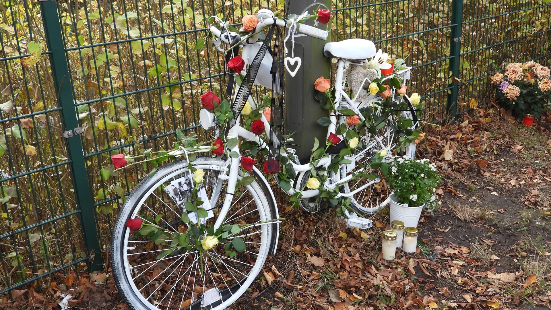 Trauer um Wanda Perdelwitz: Ein weiß lackiertes Fahrrad erinnert am Dammtor an den tödlichen Unfall der Schauspielerin. Trauer um Wanda Perdelwitz: Ein weiß lackiertes Fahrrad erinnert am Dammtor an den tödlichen Unfall der Schauspielerin.
