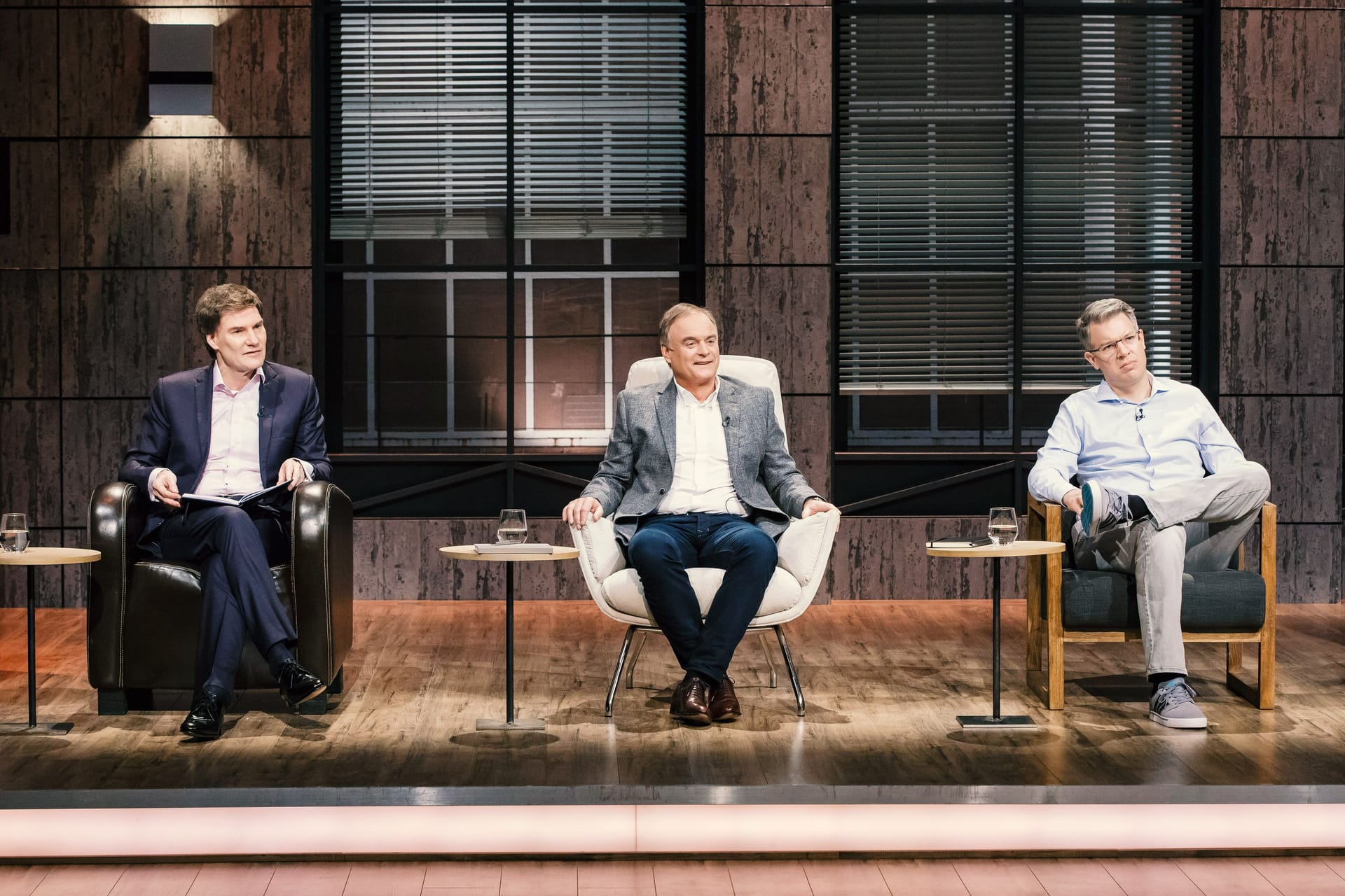 "Die Höhle der Löwen": Carsten Maschmeyer, Georg Kofler und Frank Thelen in ihren Rollen als Investoren. "Die Höhle der Löwen": Carsten Maschmeyer, Georg Kofler und Frank Thelen in ihren Rollen als Investoren.