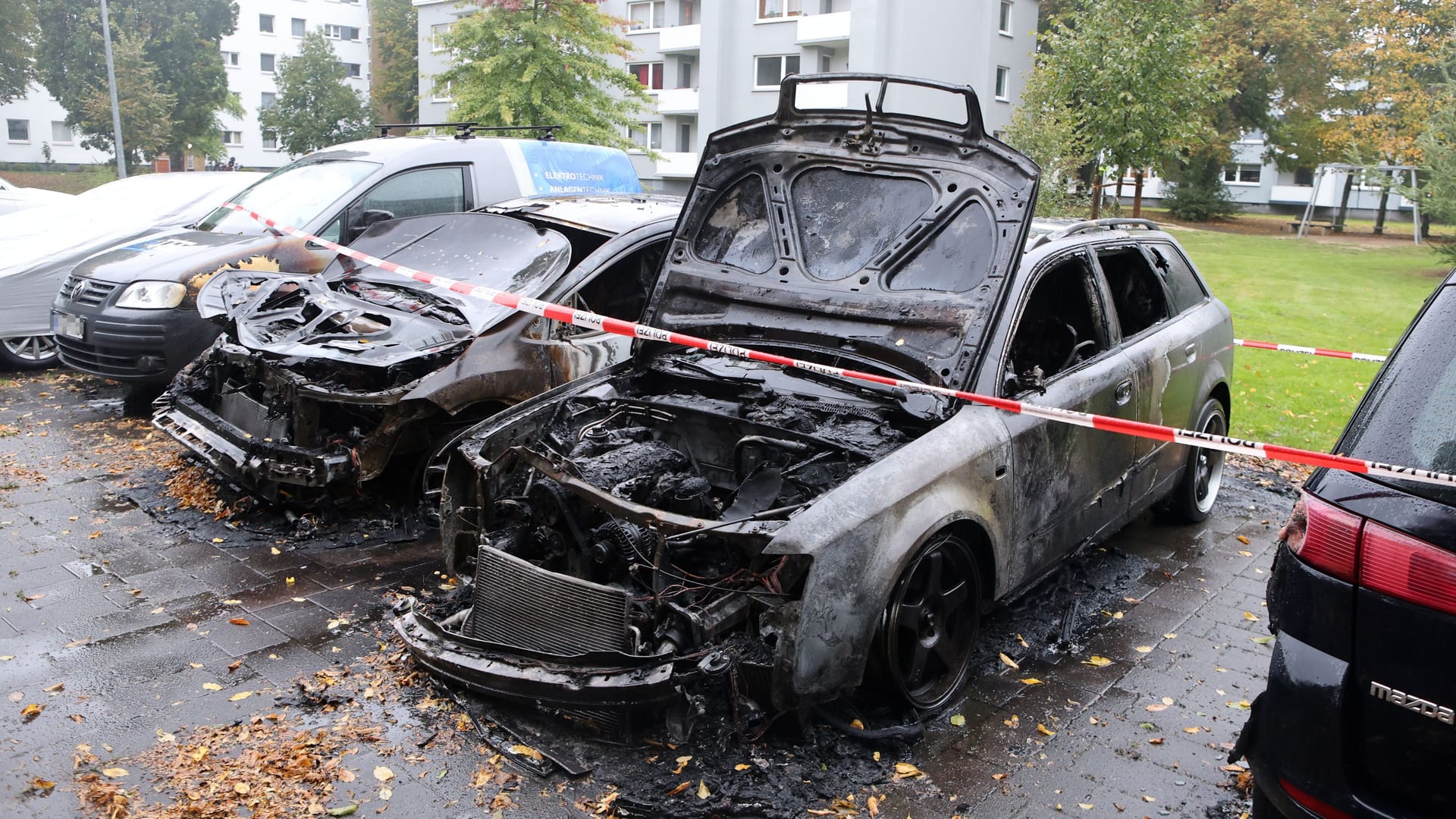 Ausgebrannte Fahrzeuge an der Adolf-Reichwein-Straße. Die Polizei fasste kurz nach dem Feuer zwei Jugendliche.